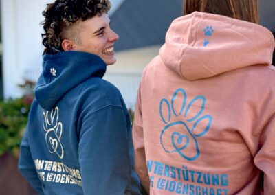 Hoodie in der Farbe "airfroce blue" und "dusty pink"