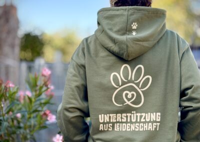 Hoodie in der Farbe "earthy green"